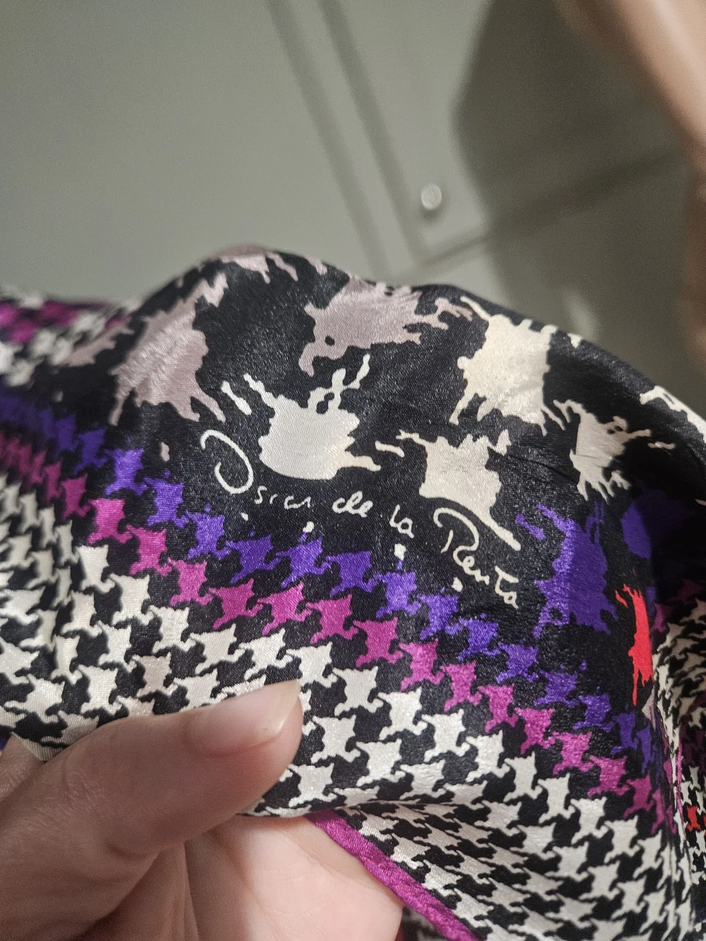 Vintage Oscar de la Renta 100% Silk Houndstooth Square Scarf Purple Black